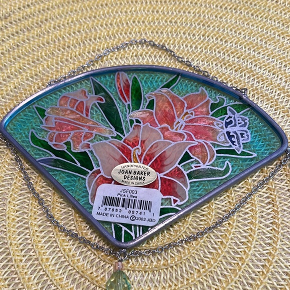 JOAN BAKER DESIGNED STAINED GLASS PINK LILIES HANDPAINTED JEWELED SUNCATCHER - Picture 7 of 12